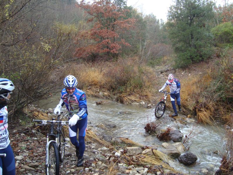 gal/2010/12 - Autunno Inverno 2010 - Le escursioni in MTB/Torre di Crevole/guado_crevole_3.JPG